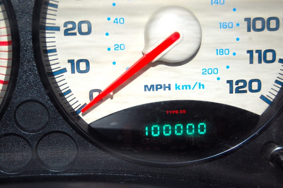 Odómetro de auto con 100 000 de kilómetraje