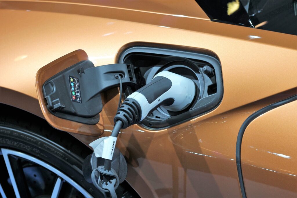 Auto eléctrico enchufado en un punto de carga.