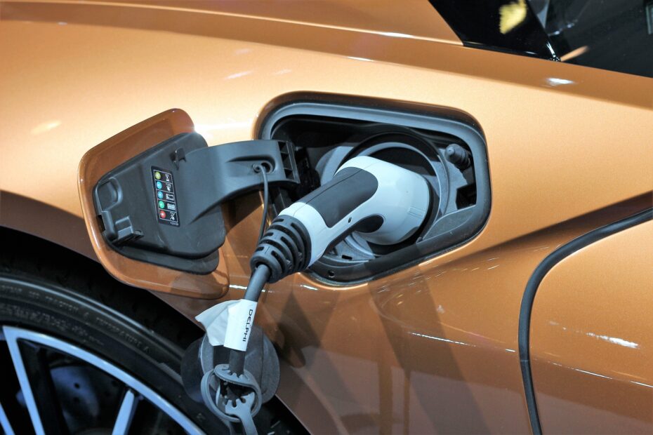 Auto eléctrico enchufado en un punto de carga.