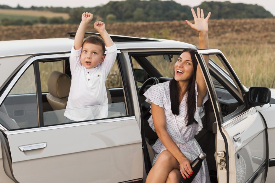 Mujer y niño felices en un auto usado.