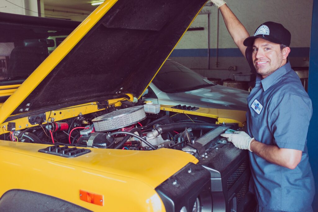 Hombre revisando motor de un auto.