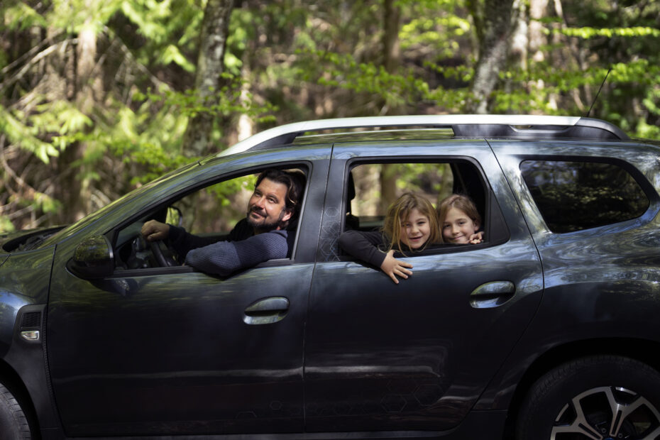 Familia en un auto usado familiar