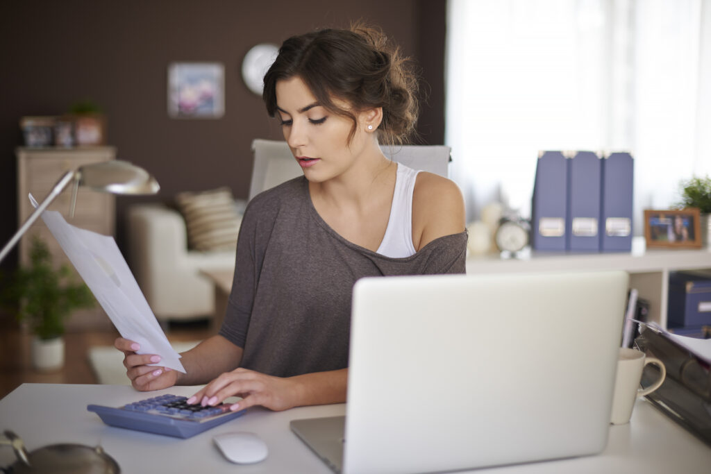 Mujer analizando historial crediticio