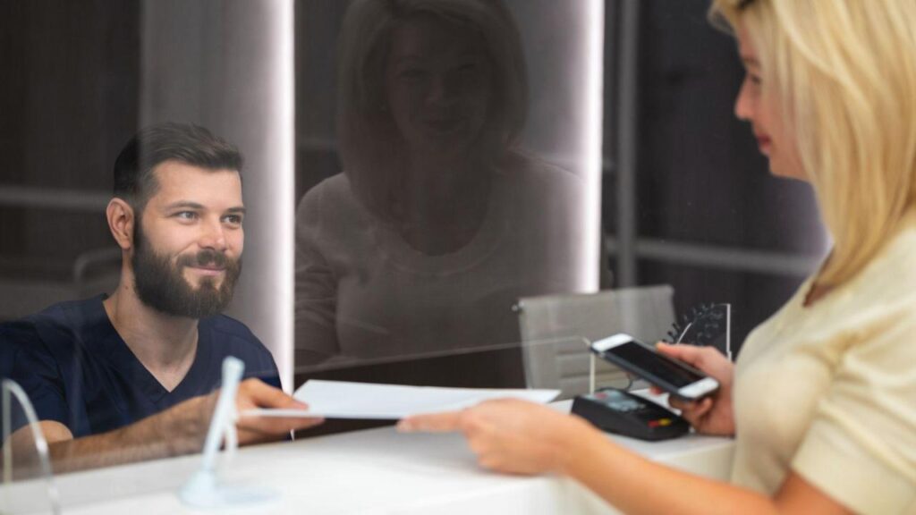 persona en un banco pidiendo un leasing